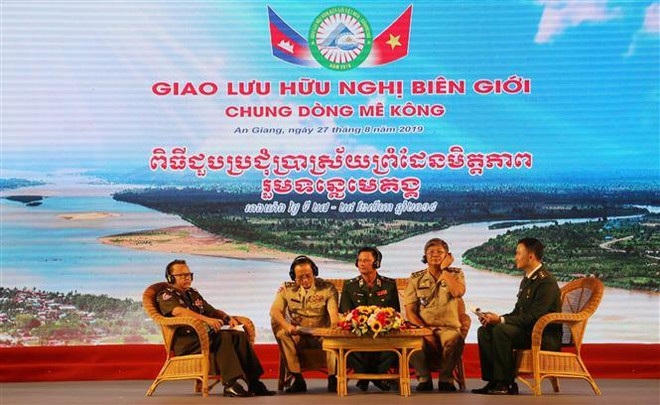 Đại diện lãnh đạo lực lượng bảo vệ biên giới và cửa khẩu Campuchia và Việt Nam giao lưu tại buổi tọa đàm. (Ảnh: Công Mạo/TTXVN) Tọa đàm giao lưu hữu nghị biên giới Việt Nam-Campuchia ảnh 1
