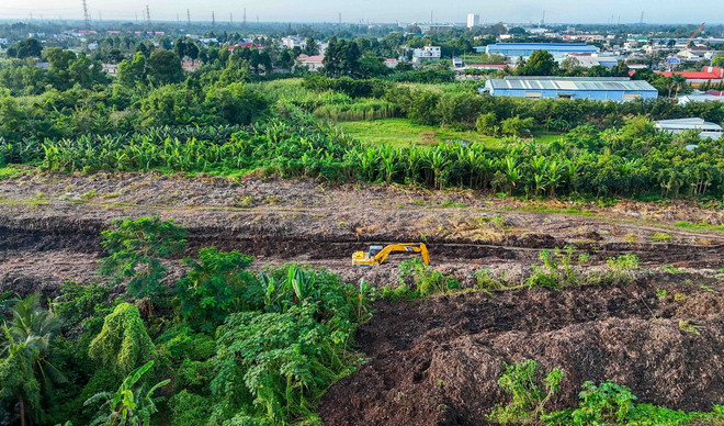 Diện tích bãi rác chồng lấn cao tốc Cần Thơ-Cà Mau khoảng 1,95ha. (Ảnh: Thanh Liêm/TTXVN) TTXVN_2311 bai rac Can Tho 2.jpg