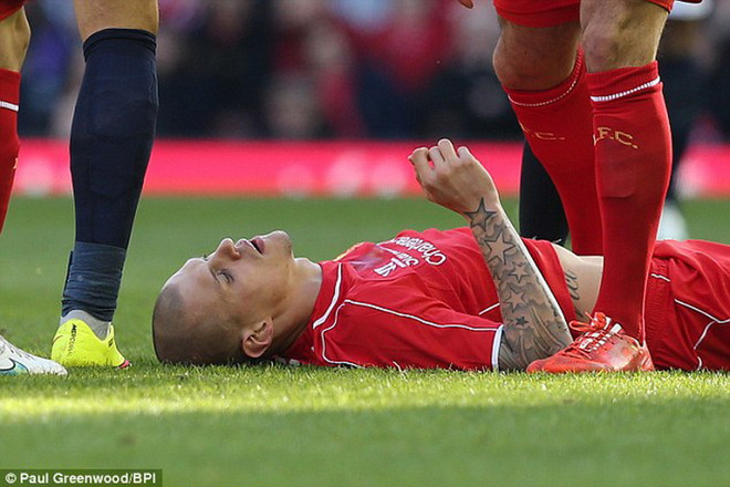 Sao Liverpool nằm bất động trên sân sau pha va chạm cực mạnh ảnh 1