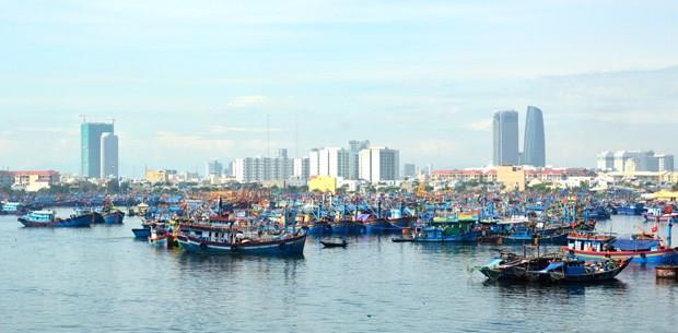 Tàu, thuyền của ngư dân các tỉnh miền Trung neo đậu tại âu thuyền Thọ Quang (Đà Nẵng). (Ảnh: Đinh Văn Nhiều/TTXVN) Tạo sự đồng thuận trong xây dựng mối liên kết vùng miền Trung ảnh 2
