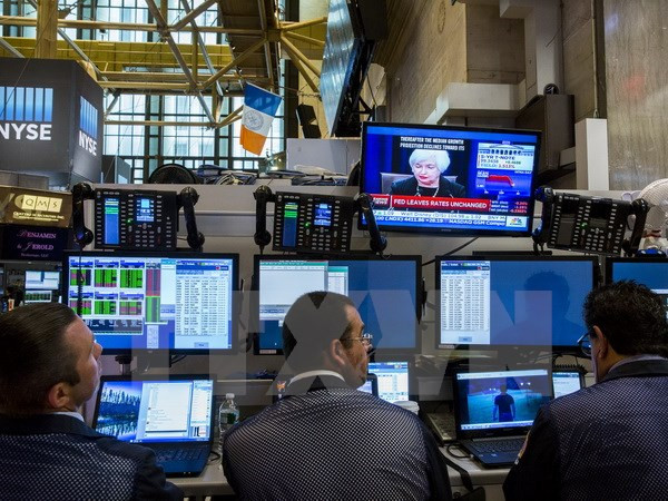 Chứng khoán Mỹ: Nhóm dầu mỏ và công nghệ dẫn đầu đà tăng ảnh 1