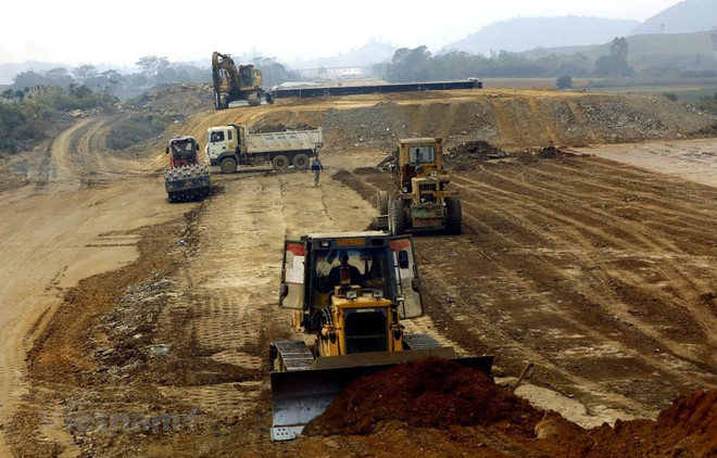 Thi công một đoạn tuyến cao tốc Bắc-Nam phía Đông. (Ảnh: Huy Hùng/TTXVN) Thiếu vật liệu làm dự án cao tốc Bắc-Nam: Hai Bộ dồn sức gỡ vướng ảnh 1