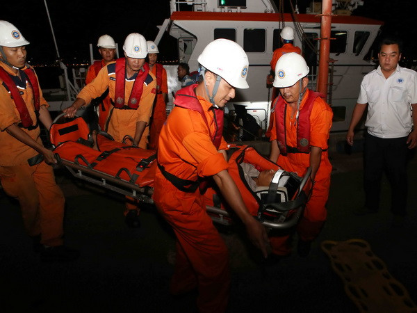 Cấp cứu thuyền viên bị cáp cẩu quật ngã, rơi từ độ cao 10m ảnh 1