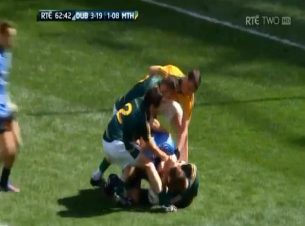 "Bệnh cắn" của Luis Suarez đã lan sang giải bóng bầu dục ảnh 1