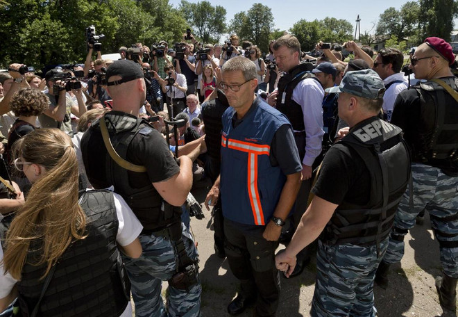 Anh hối thúc EU "trừng phạt Nga" vì vụ rơi máy bay MH17 ảnh 1