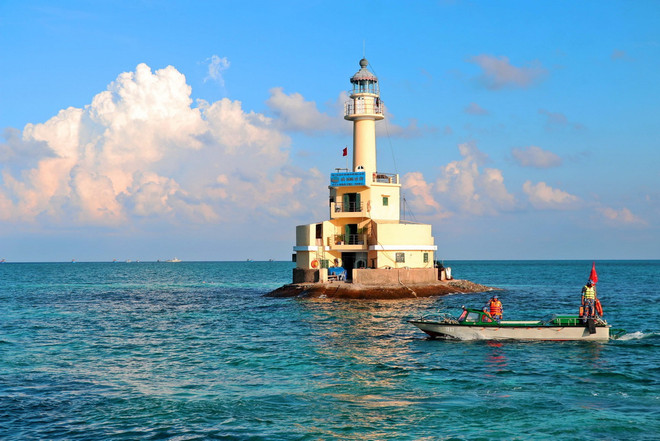 Hải đăng trên đảo Đá Tây B, Trường Sa. (Ảnh: Huỳnh Anh/TTXVN) bien_dao_viet_nam_binh_yen_truong_sa.jpg