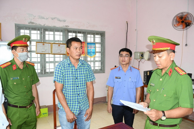 Cơ quan Công an thi hành các quyết định đối với Tăng Vinh Quang. (Ảnh: TTXVN phát) tra_vinh_bat_tam_giam_3_bi_can_sai_pham_tai_quy_tin_dung_nhan_dan_dai_an.jpg