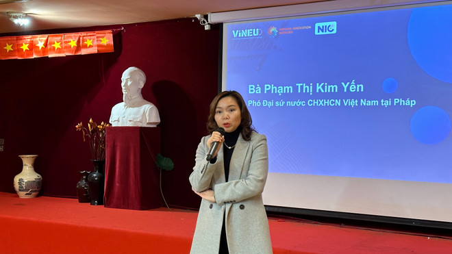 Bà Phạm Thị Kim Yến, Tham tán Công sứ Đại Sứ quán Việt Nam tại Pháp, phát biểu chào mừng sự kiện. (Ảnh: Thu Hà/TTXVN) ttxvn-1211phap2-3635.jpg