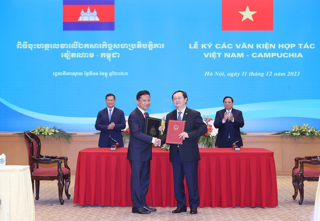 Thủ tướng Phạm Minh Chính và Thủ tướng Campuchia Hun Manet chứng kiến ký kết văn kiện hợp tác giữa Bộ Khoa học và Công nghệ Việt Nam với Bộ Công nghiệp, Khoa học Công nghệ Campuchia. (Ảnh: Dương Giang/TTXVN) ttxvn-1112campuchia2-9520.jpg