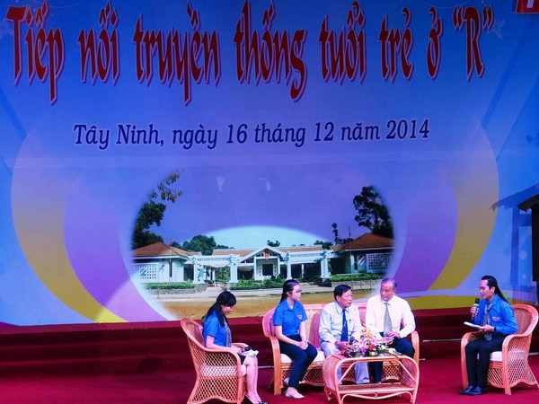 Quang cảnh buổi giao lưu “Tiếp nối truyền thống tuổi trẻ ở R”. (Ảnh Phạm Thanh Tân/TTXVN) Giao lưu hai thế hệ với chủ đề “Tiếp nối truyền thống tuổi trẻ ở R” ảnh 1
