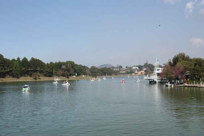 Du khách đổ về chật kín Đà Lạt để nghỉ lễ, tránh nóng ảnh 1