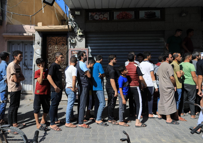 Người dân xếp hàng chờ mua thực phẩm tại miền Nam Dải Gaza. (Ảnh: THX/TTXVN) Xung đột Hamas-Israel: LHQ cảnh báo tình hình nghiêm trọng ở Dải Gaza ảnh 1