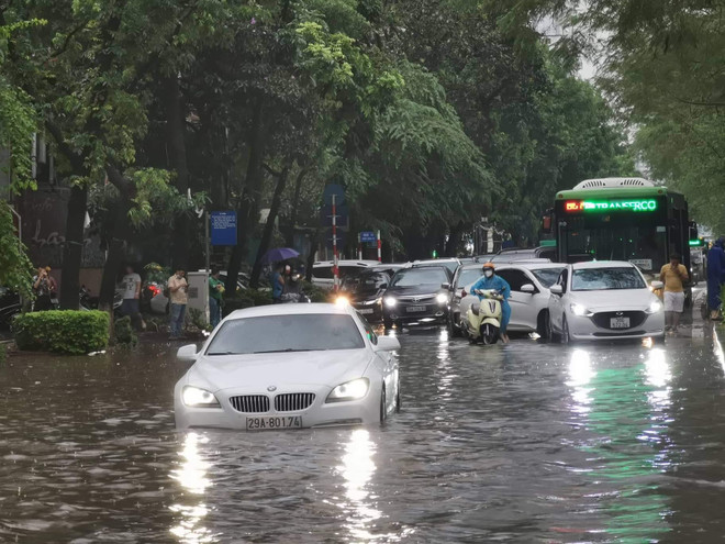 [Photo] Hà Nội: Mưa lớn khiến nhiều tuyến phố ngập thành sông ảnh 3