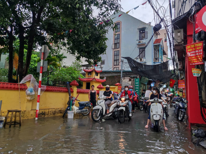 [Photo] Hà Nội: Mưa lớn khiến nhiều tuyến phố ngập thành sông ảnh 9