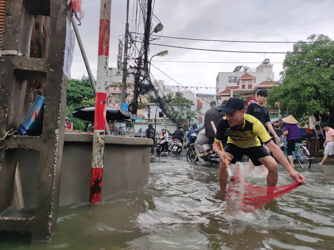 [Photo] Hà Nội: Mưa lớn khiến nhiều tuyến phố ngập thành sông ảnh 7
