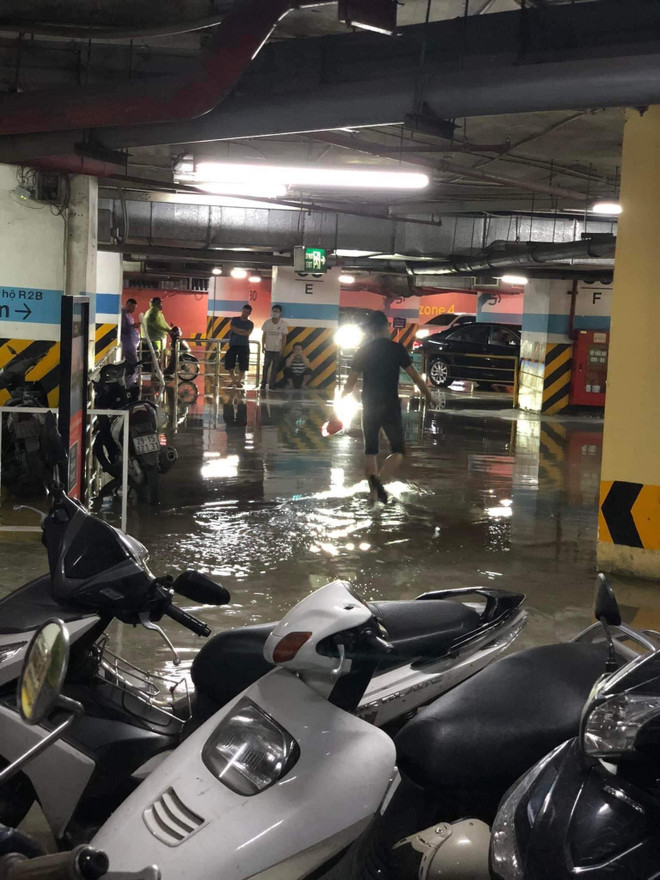 [Photo] Hà Nội: Mưa lớn khiến nhiều tuyến phố ngập thành sông ảnh 4