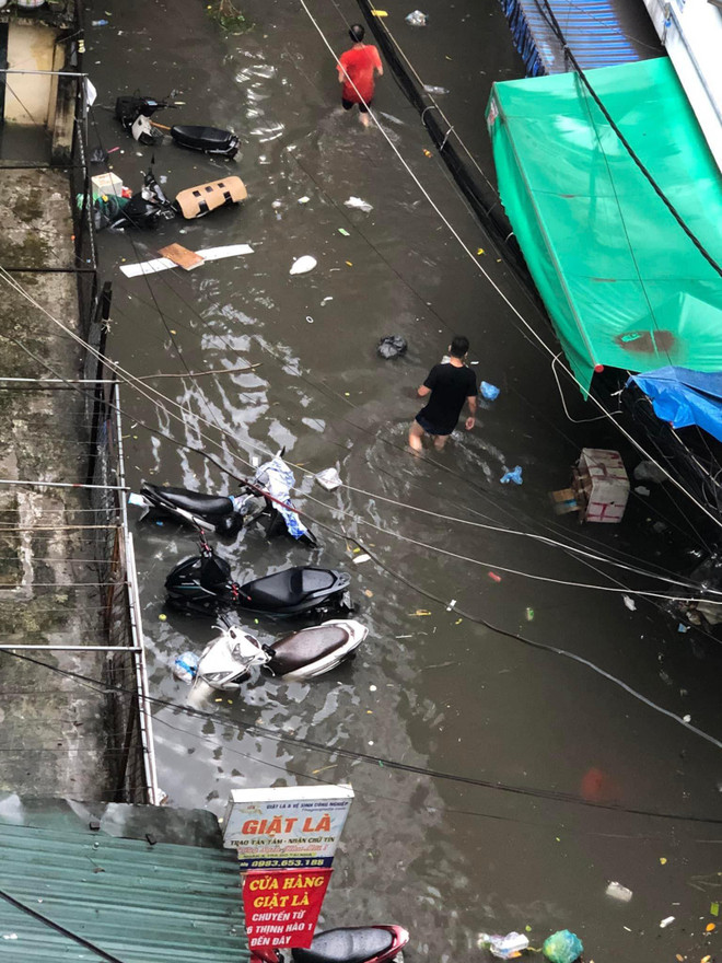 [Photo] Hà Nội: Mưa lớn khiến nhiều tuyến phố ngập thành sông ảnh 8