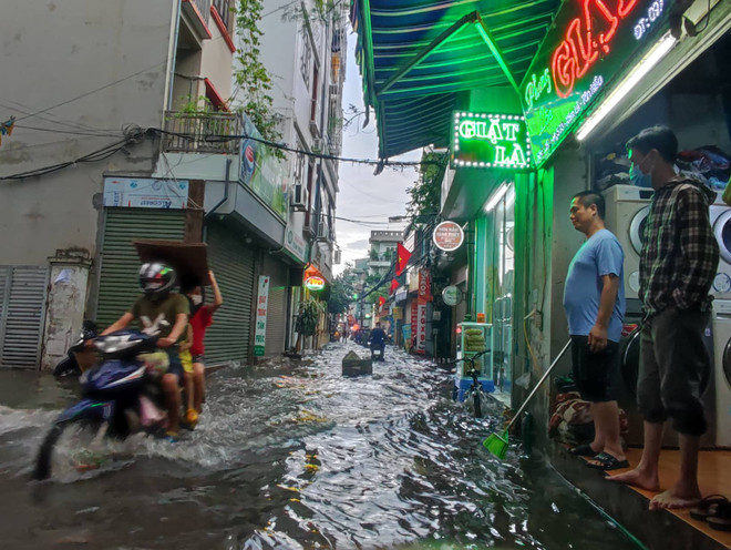 [Photo] Hà Nội: Mưa lớn khiến nhiều tuyến phố ngập thành sông ảnh 10
