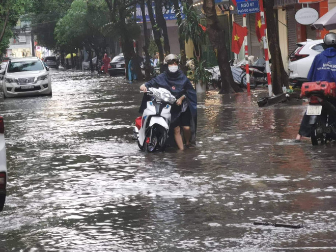 [Photo] Hà Nội: Mưa lớn khiến nhiều tuyến phố ngập thành sông ảnh 5