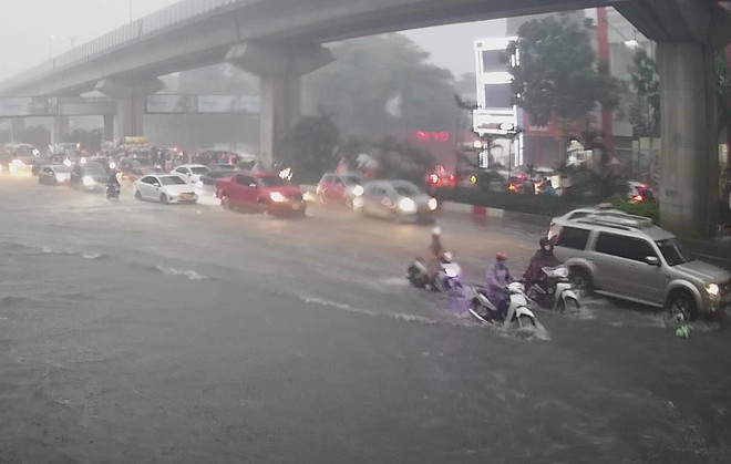 [Photo] Hà Nội: Mưa lớn khiến nhiều tuyến phố ngập thành sông ảnh 1