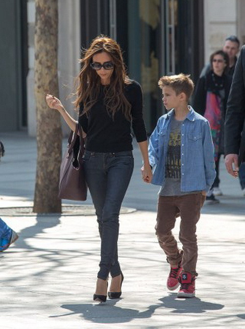 Ngắm phong cách quyến rũ của các "mẹ sao" khi đưa con đi học ảnh 8