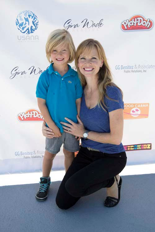 Ngắm phong cách quyến rũ của các "mẹ sao" khi đưa con đi học ảnh 11