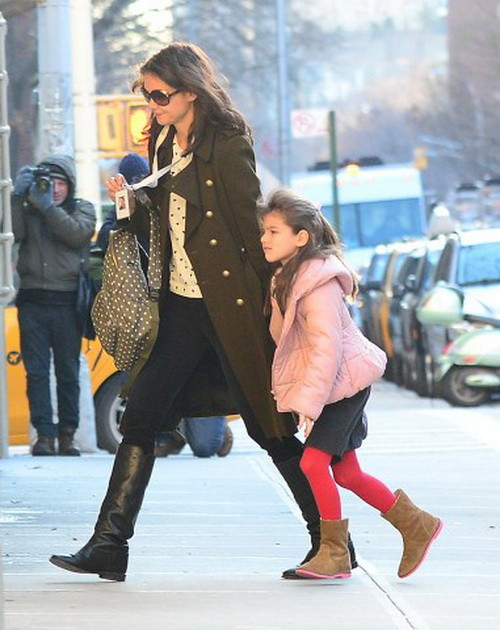 Ngắm phong cách quyến rũ của các "mẹ sao" khi đưa con đi học ảnh 4