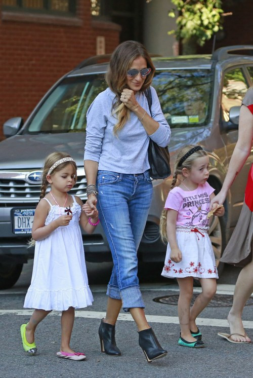 Ngắm phong cách quyến rũ của các "mẹ sao" khi đưa con đi học ảnh 2