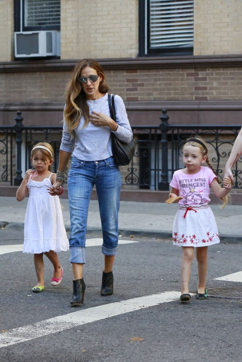 Ngắm phong cách quyến rũ của các "mẹ sao" khi đưa con đi học ảnh 1