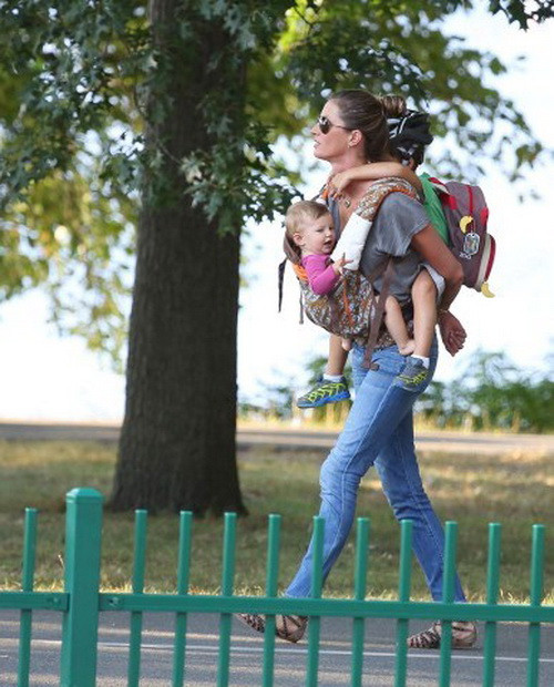 Ngắm phong cách quyến rũ của các "mẹ sao" khi đưa con đi học ảnh 6