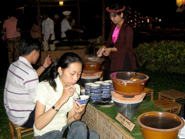 Hà Nội chính thức khai trương tuyến phố ẩm thực Hàng Buồm ảnh 1