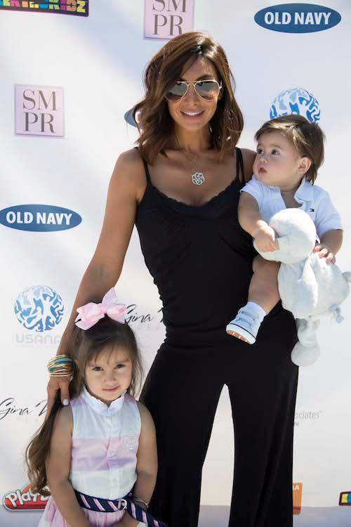 Ngắm phong cách quyến rũ của các "mẹ sao" khi đưa con đi học ảnh 9