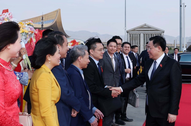 Lễ tiễn Chủ tịch Quốc hội Vương Đình Huệ tại Sân bay quốc tế Trường Thủy Côn Minh. (Ảnh: Nhan Sáng/TTXVN) TTXVN_1204ChutichQuochoiketthucthamTrungQuoc2.jpg