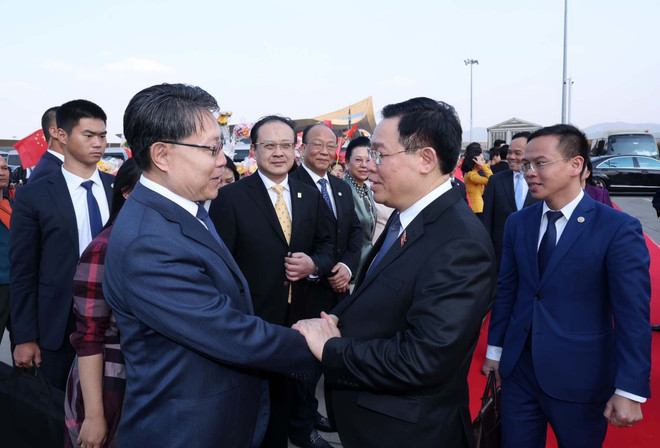 Lễ tiễn Chủ tịch Quốc hội Vương Đình Huệ tại Sân bay quốc tế Trường Thủy Côn Minh. (Ảnh: Nhan Sáng/TTXVN) TTXVN_1204ChutichQuochoiketthucthamTrungQuoc4.jpg
