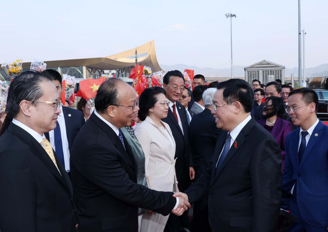 Lễ tiễn Chủ tịch Quốc hội Vương Đình Huệ tại Sân bay quốc tế Trường Thủy Côn Minh. (Ảnh: Nhan Sáng/TTXVN) TTXVN_1204ChutichQuochoiketthucthamTrungQuoc3.jpg