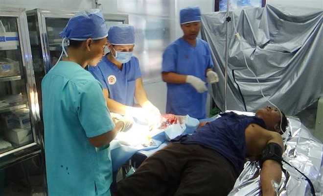 Điều trị cho ngư dân bị áp xe ngón tay nghiêm trọng tại Song Tử Tây ảnh 1