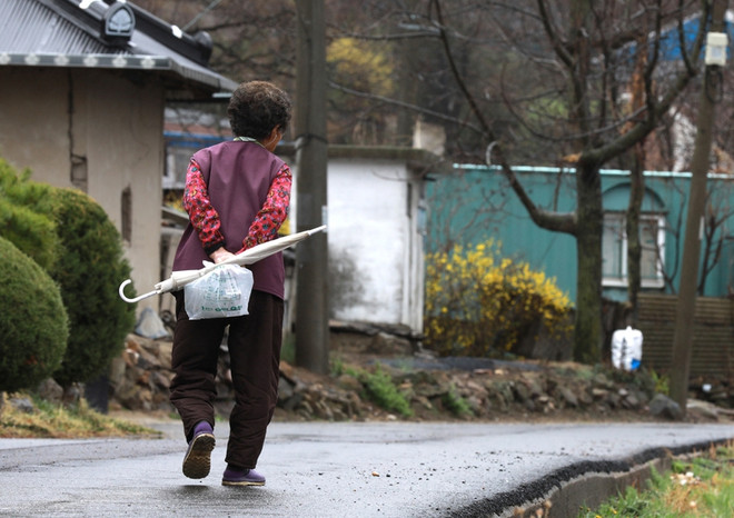 Người cao tuổi Hàn Quốc ngủ ít nhất và đi bộ nhiều nhất thế giới ảnh 1
