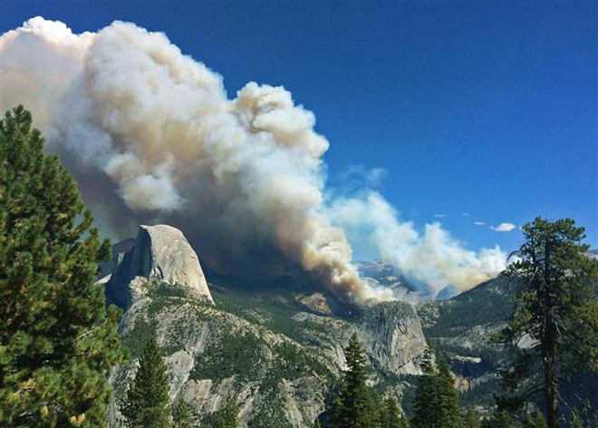 Khói bốc lên từ đám cháy rừng tại Công viên quốc gia Yosemite, California, Mỹ, ngày 10/9/2014. (Ảnh: AFP/ TTXVN) Hành trình chống biến đổi khí hậu: Từ Paris tới Glasgow ảnh 1