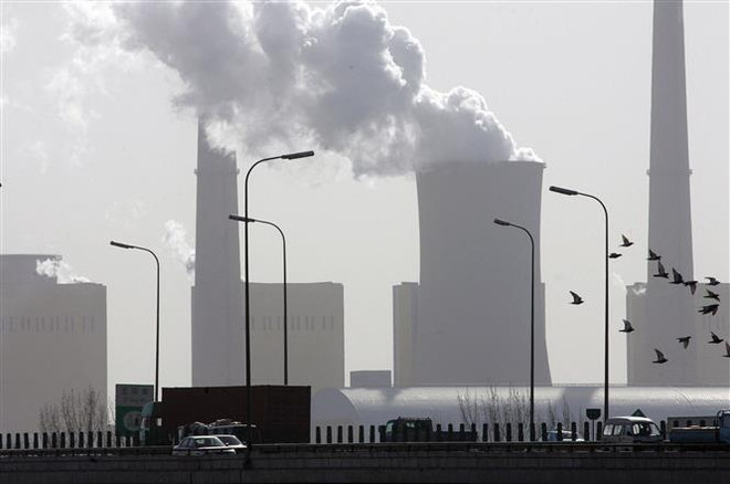 Khí thải tại tháp làm mát của một nhà máy điện ở Bắc Kinh, Trung Quốc. (Ảnh: AFP/TTXVN) Hành trình chống biến đổi khí hậu: Từ Paris tới Glasgow ảnh 2