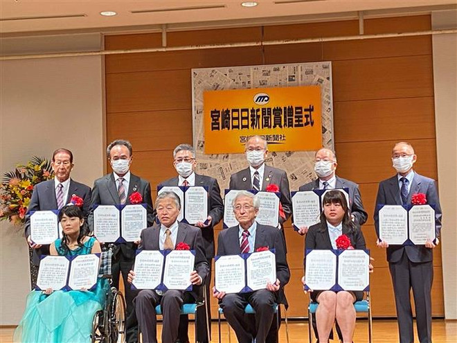 Hội người Việt Nam tại Miyazaki được trao giải thưởng Miyanichi ảnh 1