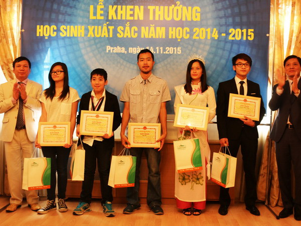 Khen thưởng 27 học sinh, sinh viên Việt Nam xuất sắc tại Séc ảnh 1