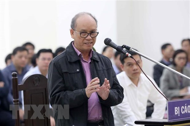 Bị cáo Trần Văn Minh trả lời các câu hỏi của luật sư bào chữa trong phiên xét xử ngày 5/1. (Ảnh: Doãn Tấn/TTXVN) Xử phúc thẩm hai nguyên Chủ tịch UBND Đà Nẵng và Vũ "nhôm" vào 4/5 ảnh 1