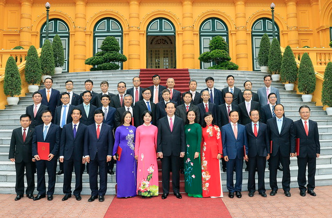 Chủ tịch nước Trần Đại Quang với các Đại sứ, Trưởng các Cơ quan đại diện Ngoại giao Việt Nam ở nước ngoài. (Ảnh: Nhan Sáng/TTXVN) Định vị Việt Nam vào dòng chảy chính, phù hợp với lợi ích quốc gia ảnh 1