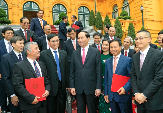 Chủ tịch nước Trần Đại Quang với các Đại sứ, Trưởng các Cơ quan đại diện Ngoại giao Việt Nam ở nước ngoài. (Ảnh: Nhan Sáng/TTXVN) Định vị Việt Nam vào dòng chảy chính, phù hợp với lợi ích quốc gia ảnh 2