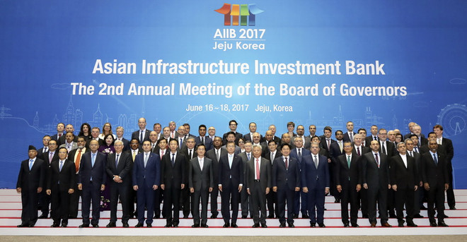 Các đại biểu chụp ảnh chung tại Hội nghị thường niên AIIB, Jeju, ngày 16/6. (Nguồn: EPA/TTXVN) Ngân hàng Đầu tư Cơ sở hạ tầng châu Á kết nạp 3 thành viên mới ảnh 1