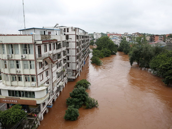 Mưa lũ ở Tây Nam Trung Quốc, 9.000 người mắc kẹt tại sân bay ảnh 1
