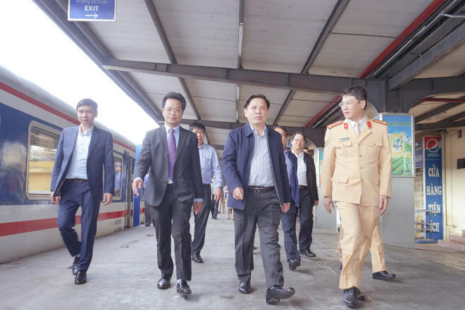 Bộ trưởng GTVT: Không để thiếu tàu, xe để chở người dân về quê ăn Tết ảnh 1