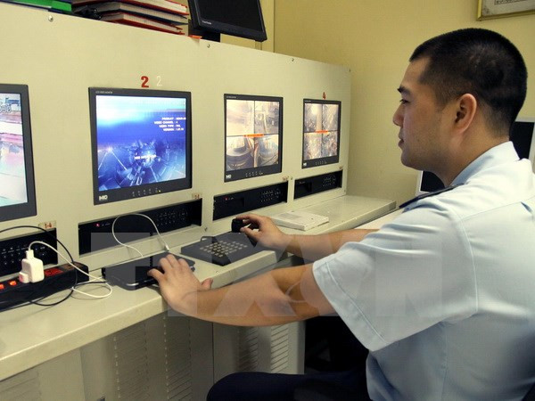 Hai phi công bị tạm giữ do mang mô hình máy bay có bột trắng ảnh 1