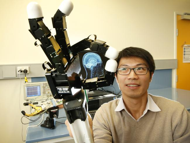 Cánh tay robot giúp người khuyết tật cảm giác rõ việc cầm nắm ảnh 1