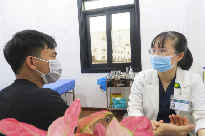 Điều trị sốt xuất huyết bằng đông-tây y: Hạn chế bệnh chuyển nặng ảnh 1